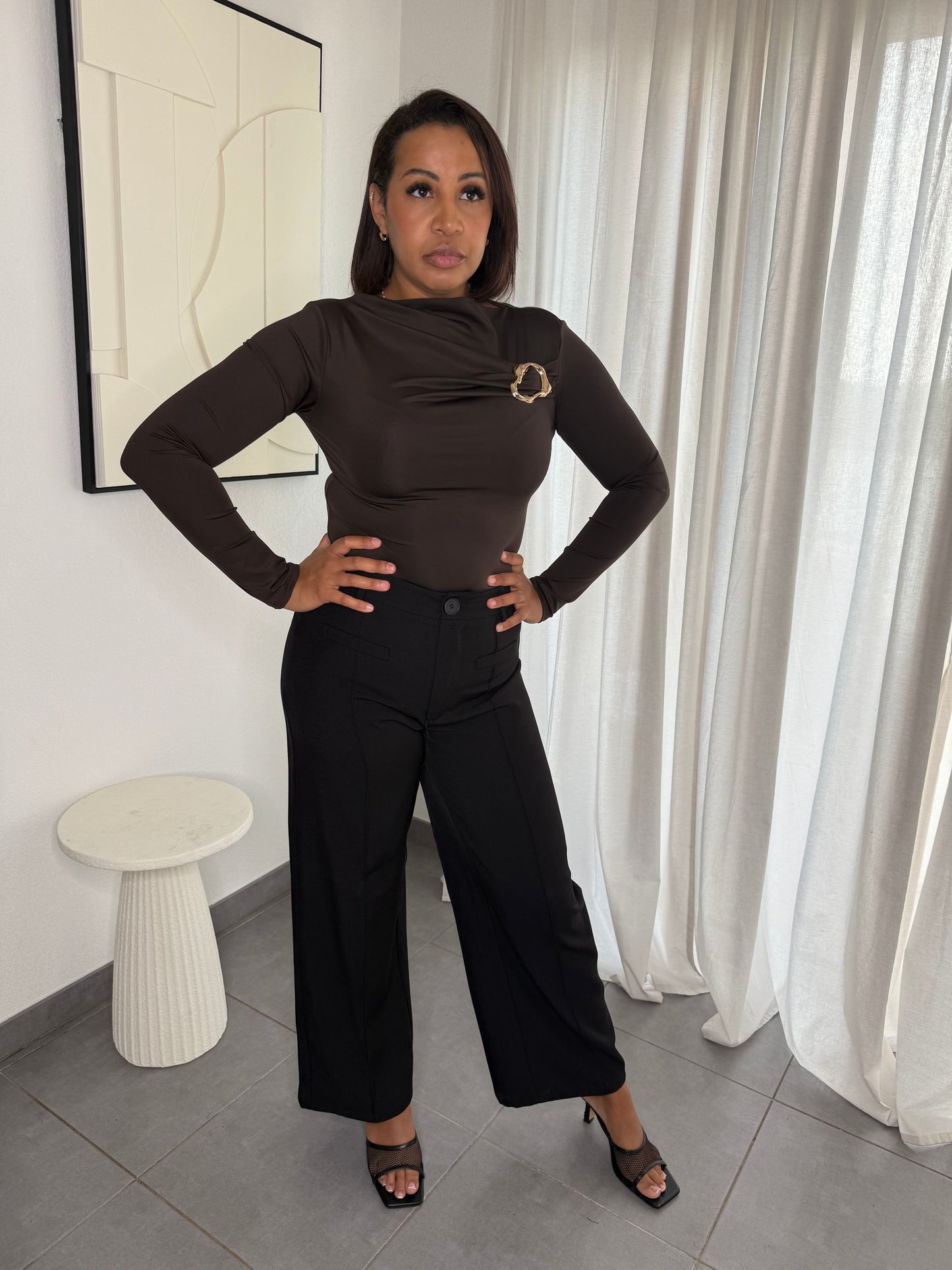 Top manche longue chocolat + broche doré