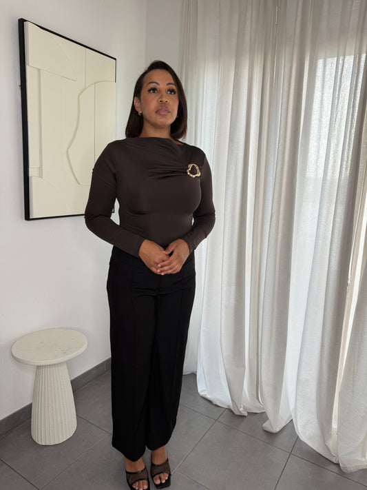Top manche longue chocolat + broche doré